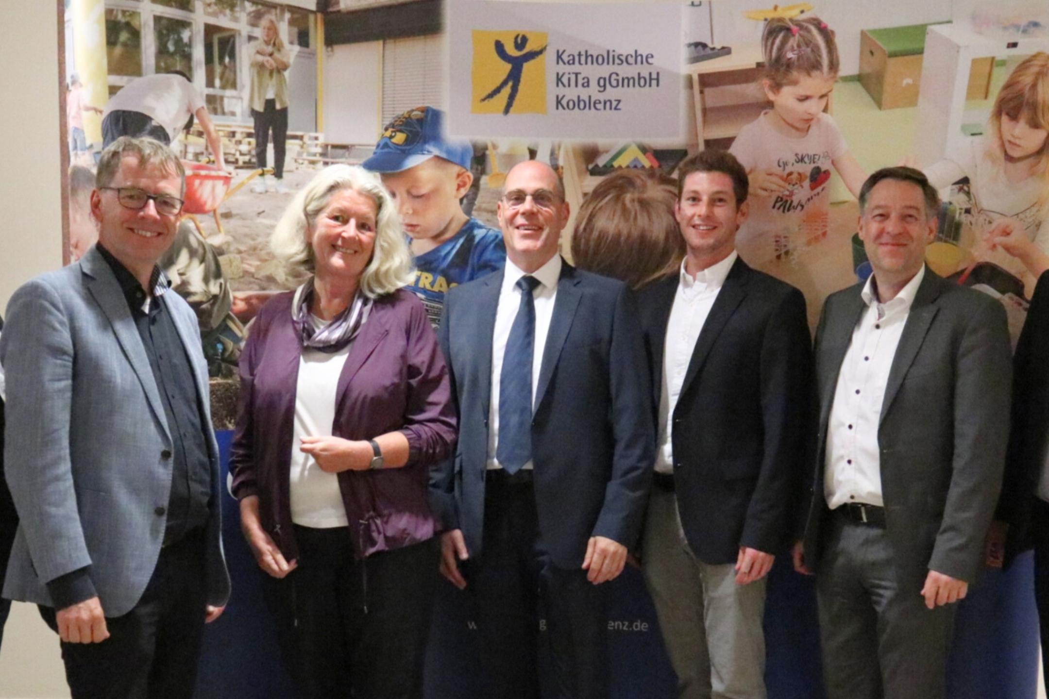 Zur Gesellschafterversammlung der Katholischen KiTa gGmbH Koblenz kamen unter anderem der Aufsichtsrat, die Geschäftsleitung und das Steuerungsbüro zusammen.