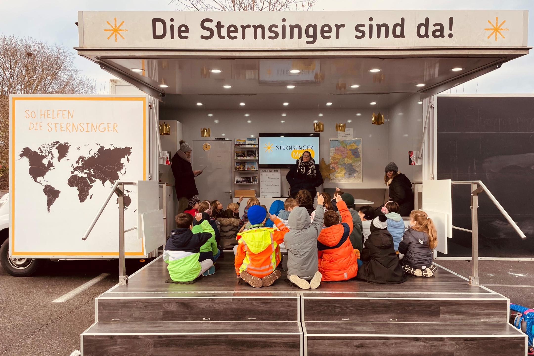 Das Sternsingermobil lud die Grundschüler ein zum Fragen, Basteln und Malen