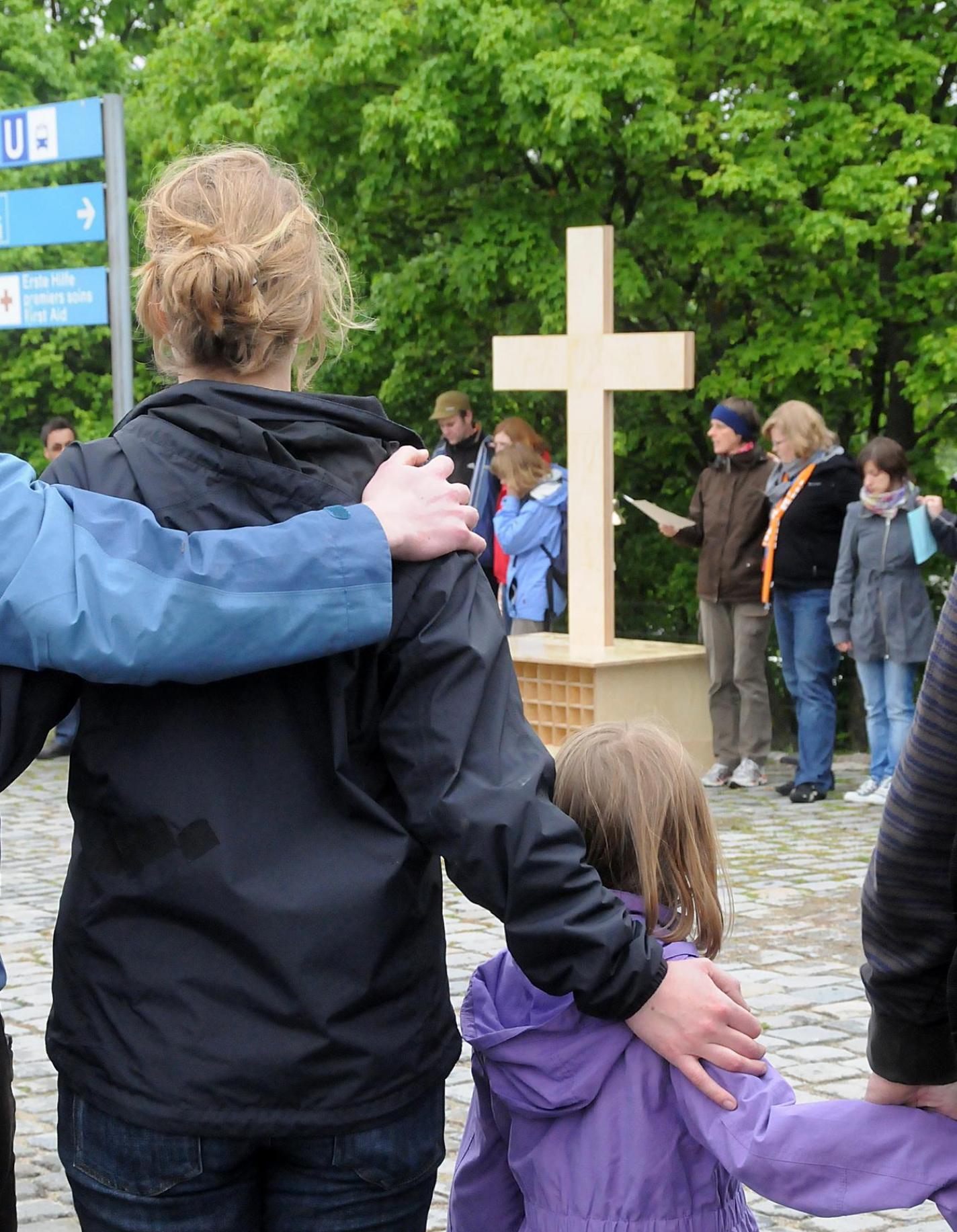 Familien feiern draußen Gottesdienst (c) Paulus Decker in: www.pfarrbriefservice.de Familien feiern draußen Gottesdienst