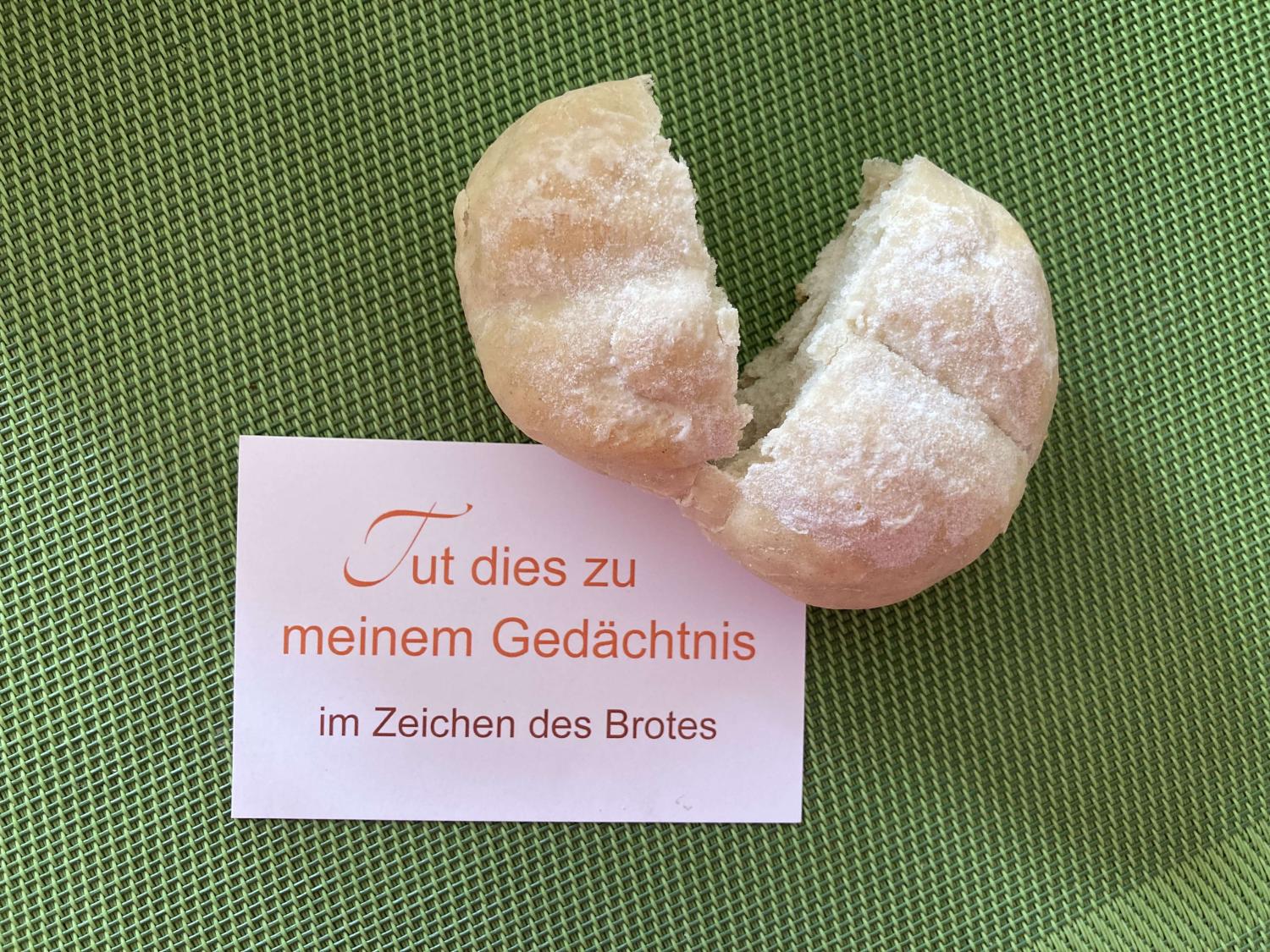 Die Kinder beschäftigen sich in der KoKiZeit gemeinsam mit den Katechetinnen und Katecheten mit dem Zeichen des Brotes. (c) Heidrun Bauer in www.pfarrbriefservice.de Die Kinder beschäftigen sich in der KoKiZeit gemeinsam mit den Katechetinnen und Katecheten mit dem Zeichen des Brotes.