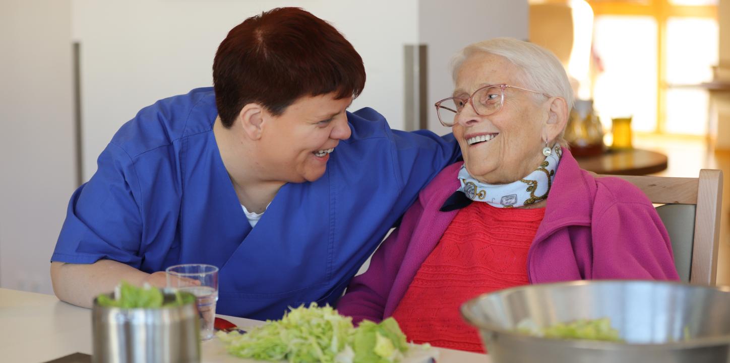 Angehende Alltagshelferin Michaela Lewko und Bewohnerin Margareta Boos