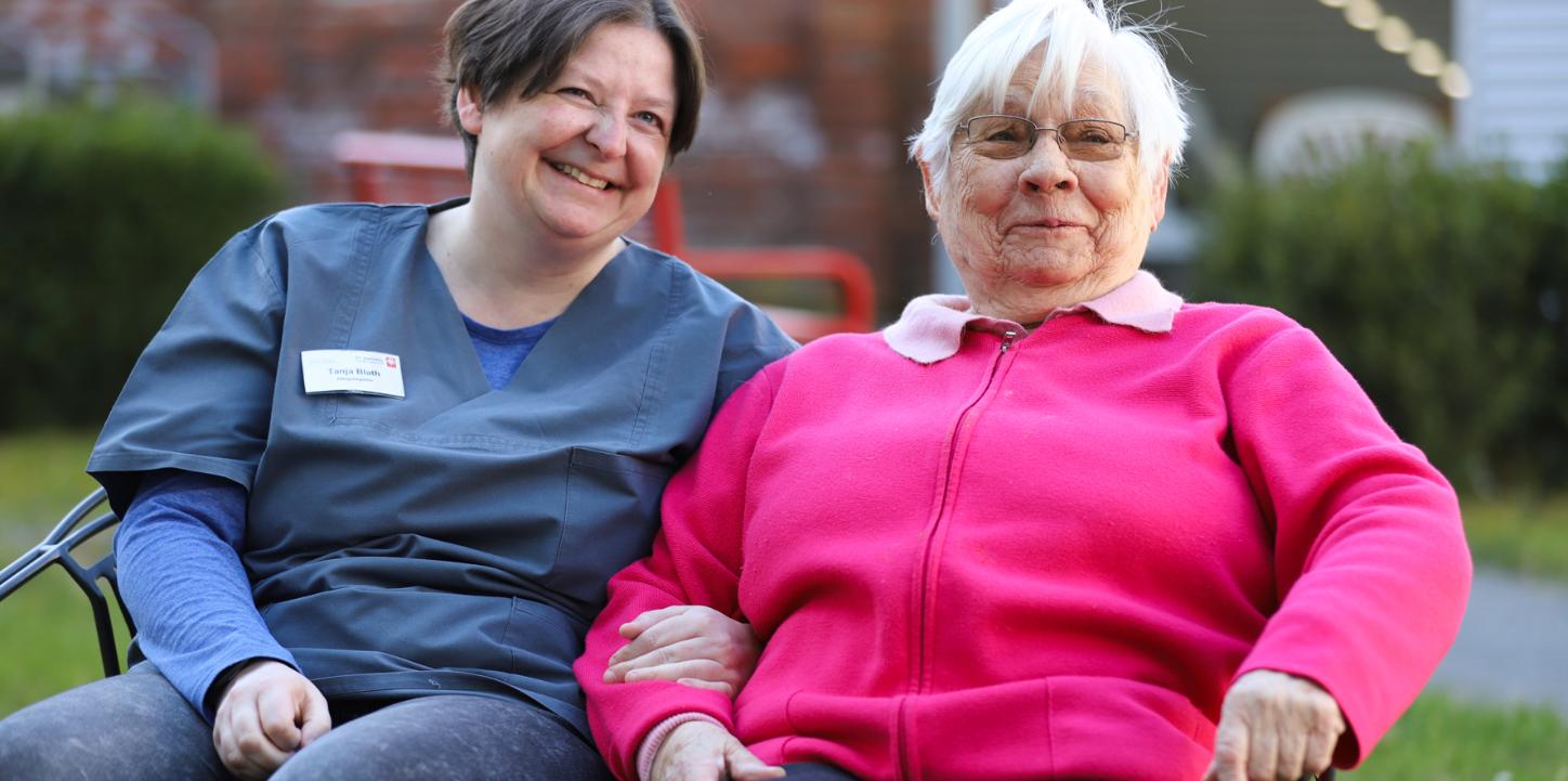 Angehende Alltagshelferin Tanja Blath und Bewohnerin Lisa Huckels