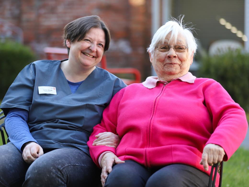 Angehende Alltagshelferin Tanja Blath und Bewohnerin Lisa Huckels