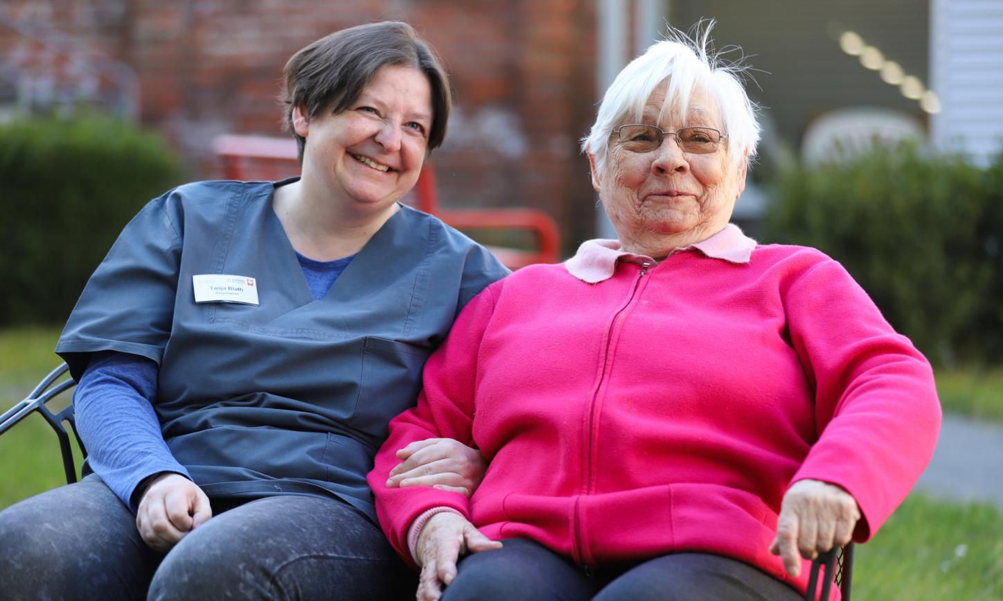 Angehende Alltagshelferin Tanja Blath und Bewohnerin Lisa Huckels