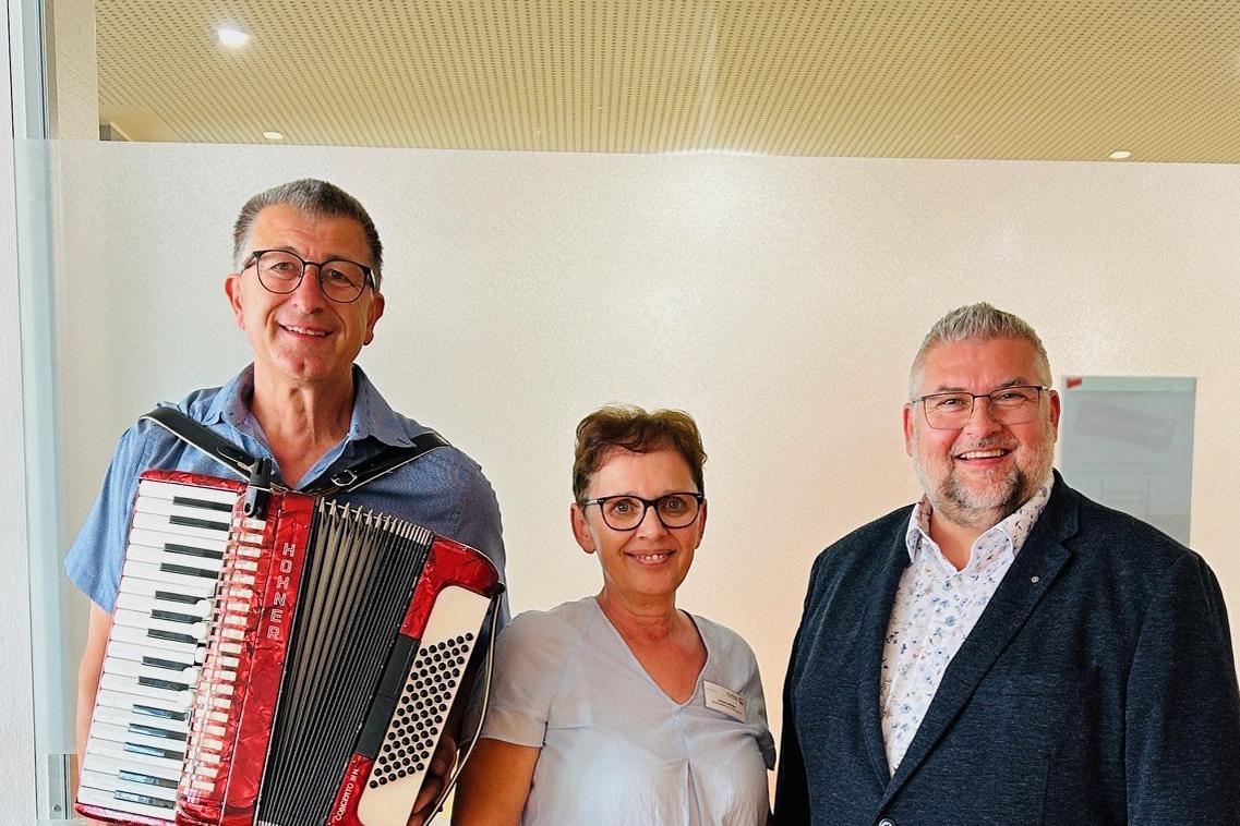 Von links: Der Musiker Thomas Pinger mit der Bereichsleiterin Betreuung Sabine Müller und dem Vorsitzenden des Stiftungsrats Peter Gries