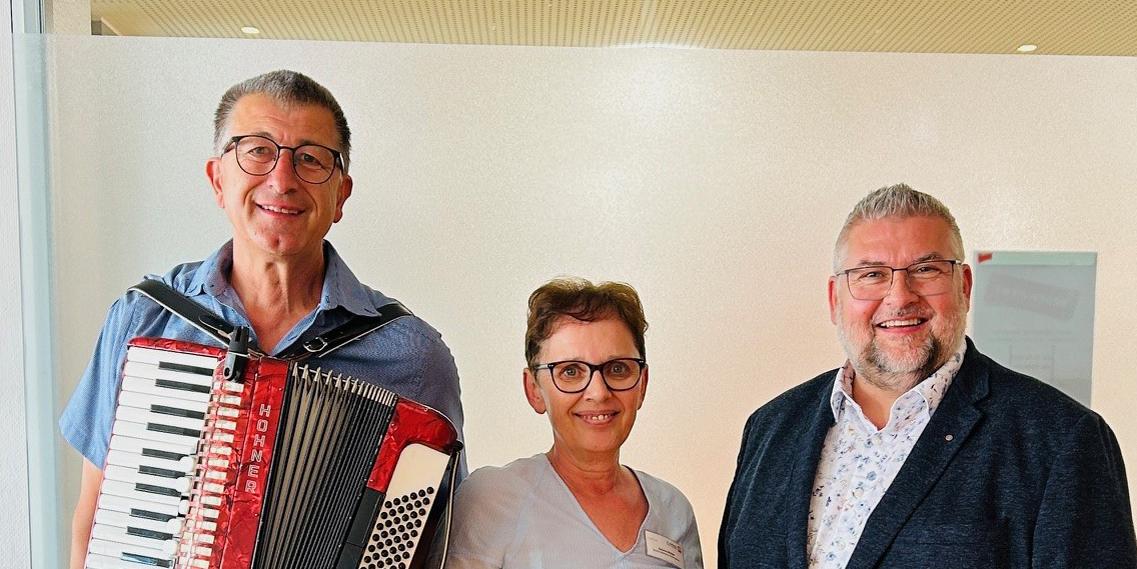 Von links: Der Musiker Thomas Pinger mit der Bereichsleiterin Betreuung Sabine Müller und dem Vorsitzenden des Stiftungsrats Peter Gries