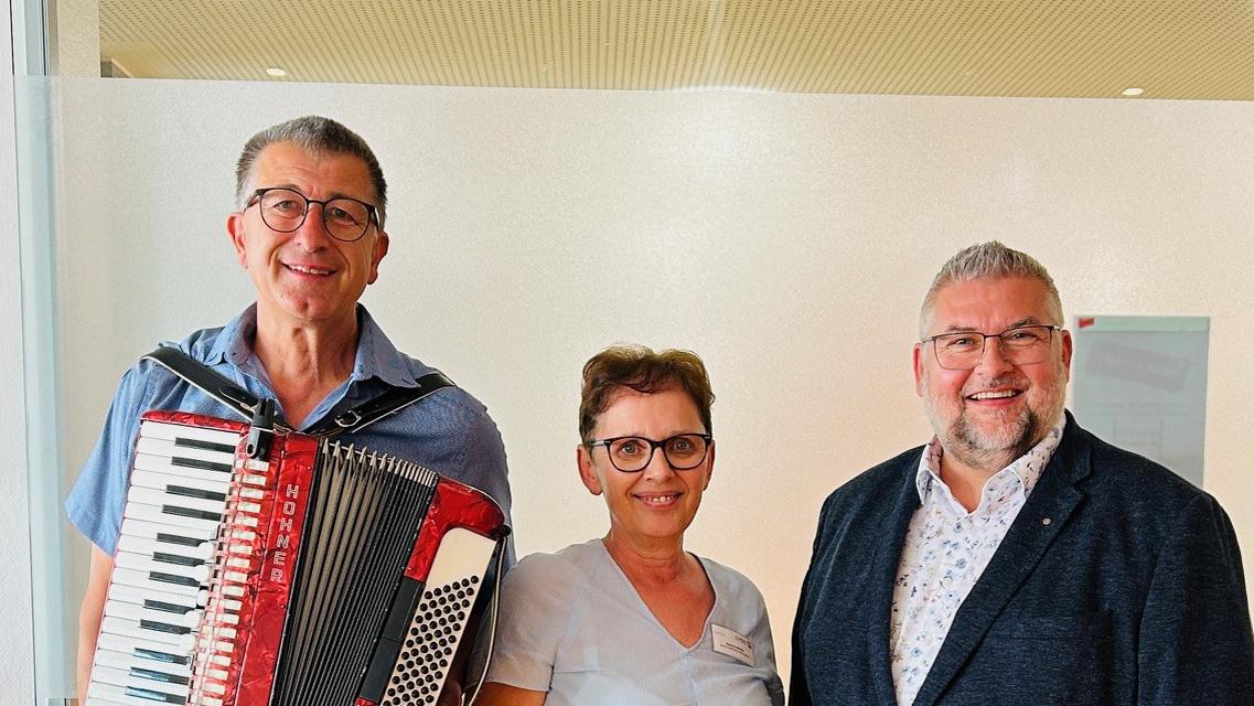 Von links: Der Musiker Thomas Pinger mit der Bereichsleiterin Betreuung Sabine Müller und dem Vorsitzenden des Stiftungsrats Peter Gries