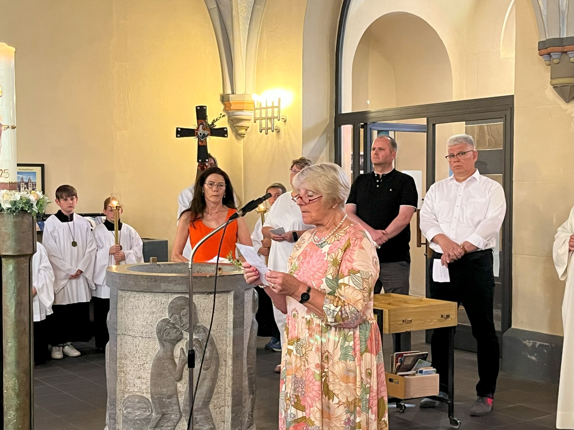 Der Gottesdienst begann am Taufbecken. (c) Marekt Jost Der Gottesdienst begann am Taufbecken.