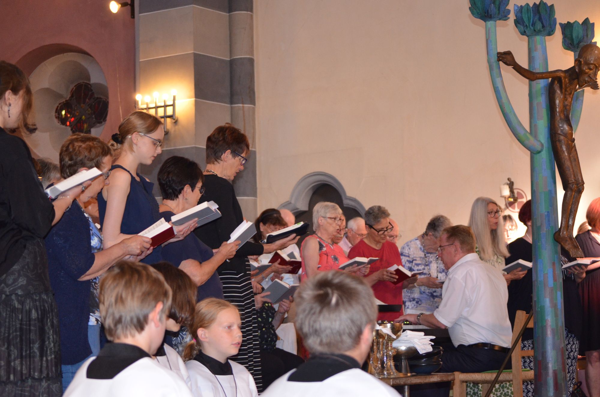 Volker Kaufung und Sängerinnen und Sänger (c) Marek Jost Volker Kaufung und Sängerinnen und Sänger