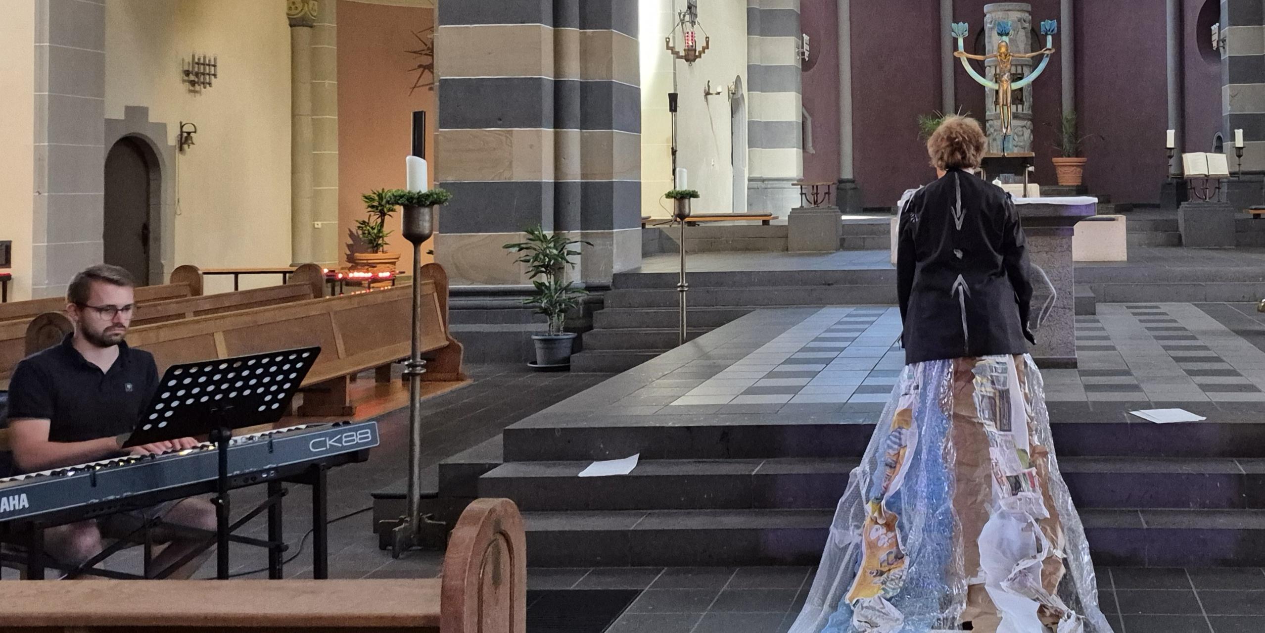 Verena Rendtorff zu Beginn ihrer Performance und Kirchenmusiker Markus Busch
