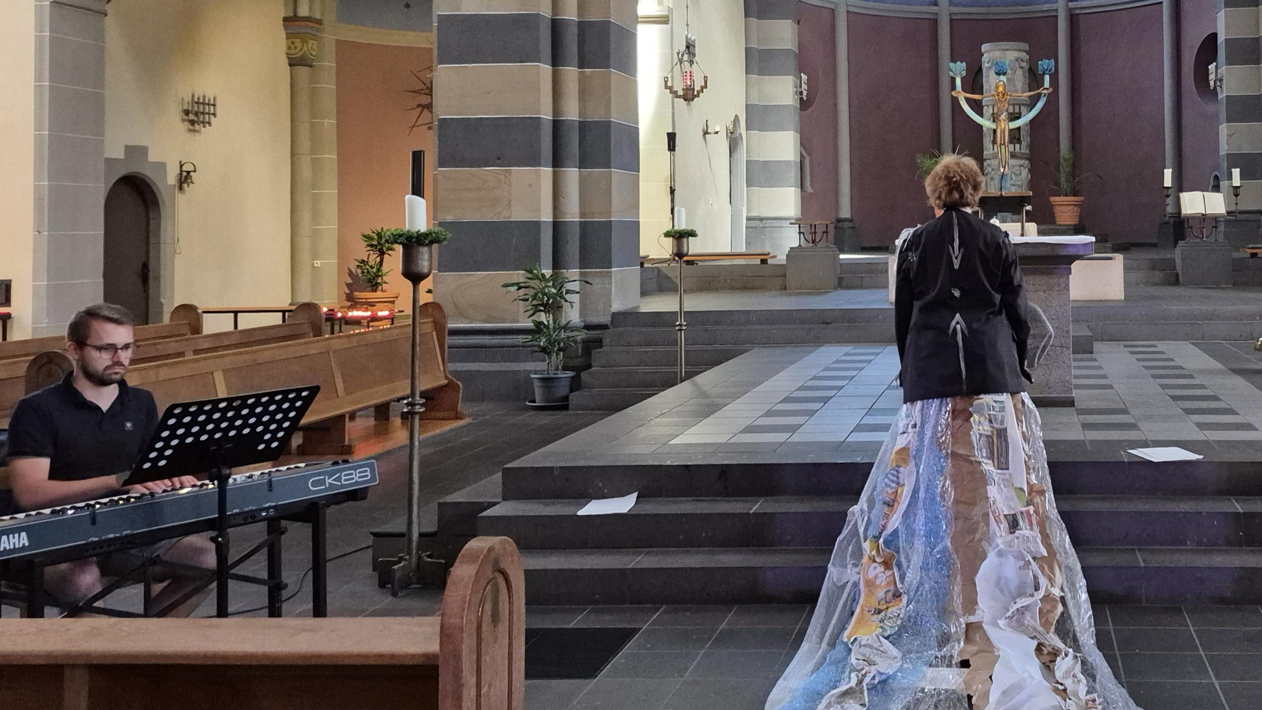 Verena Rendtorff zu Beginn ihrer Performance und Kirchenmusiker Markus Busch