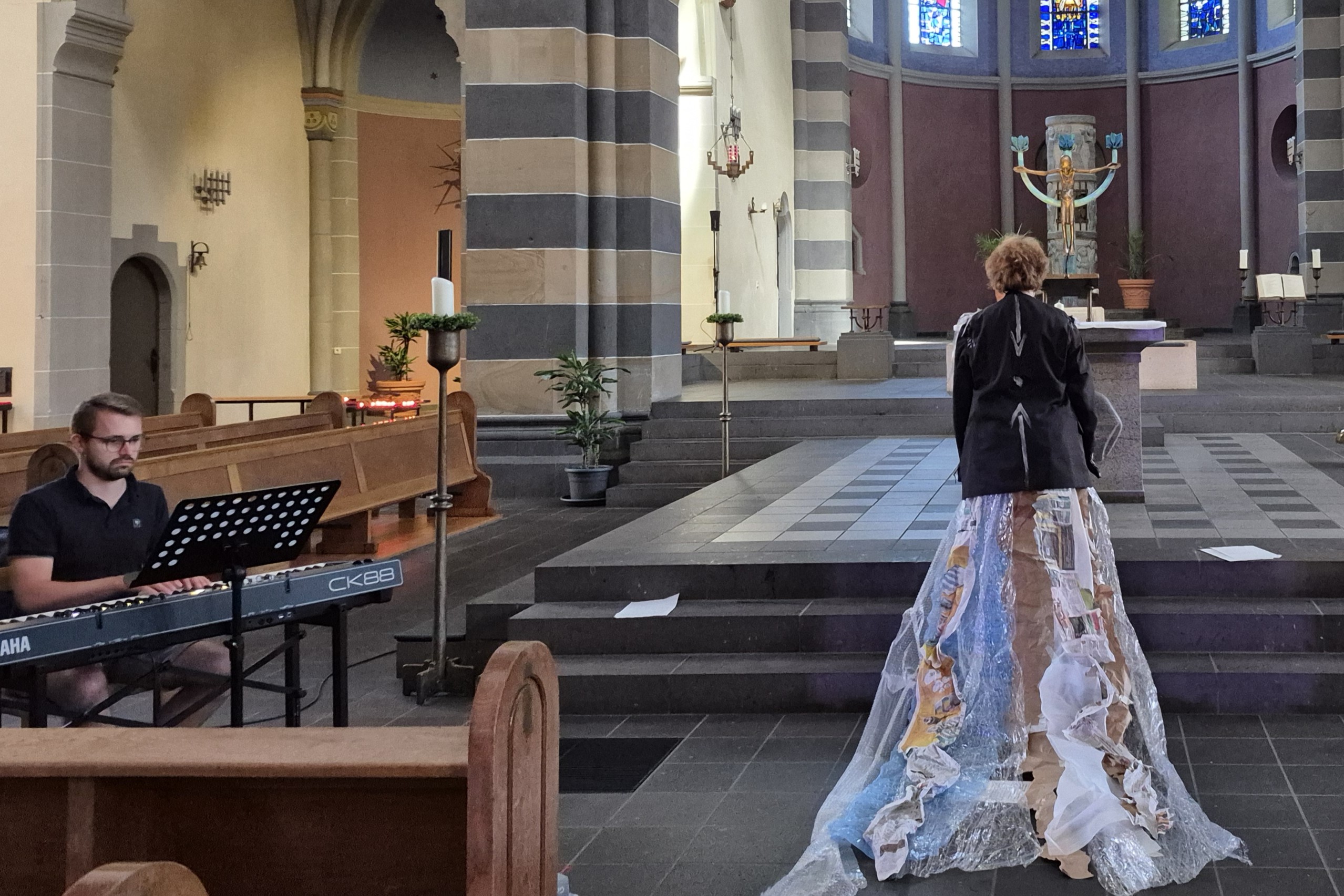 Verena Rendtorff zu Beginn ihrer Performance und Kirchenmusiker Markus Busch