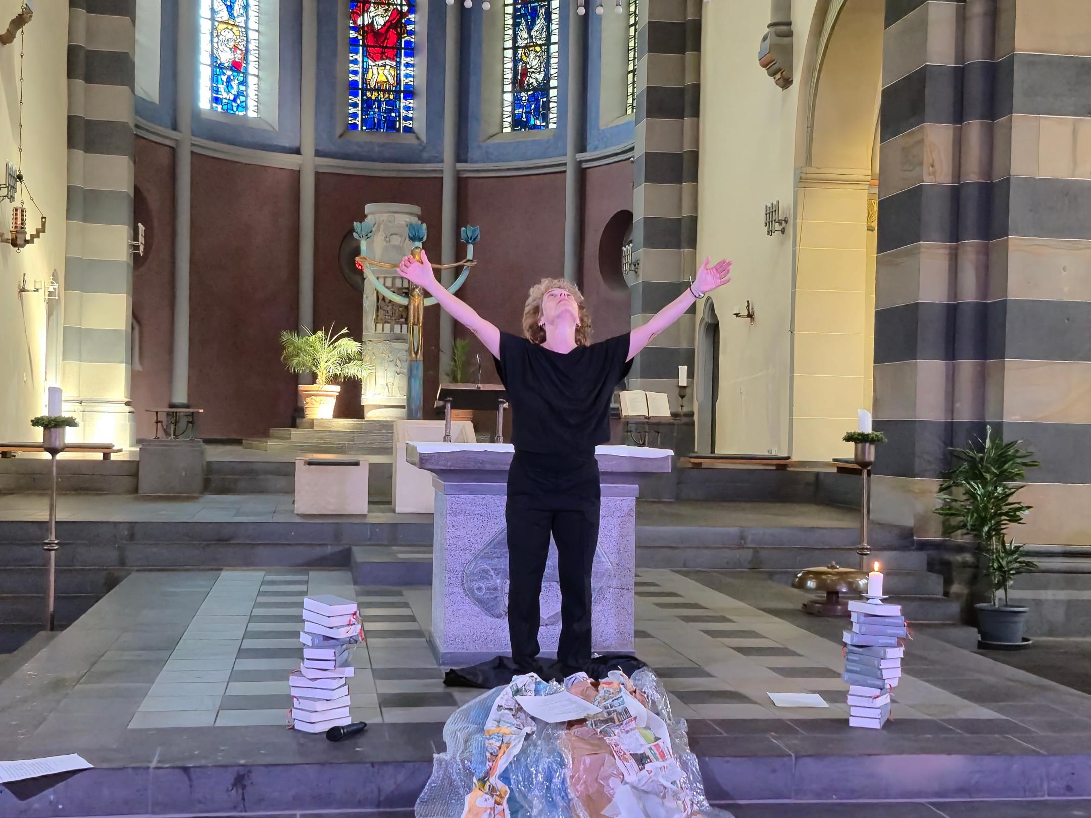 Verena Rendtorff mitten in ihrer Performance