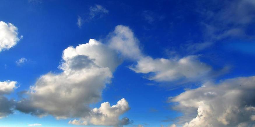Wolken und Himmel über dem Horizont