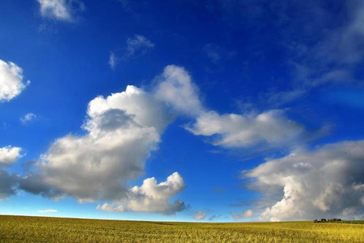 Wolken und Himmel über dem Horizont