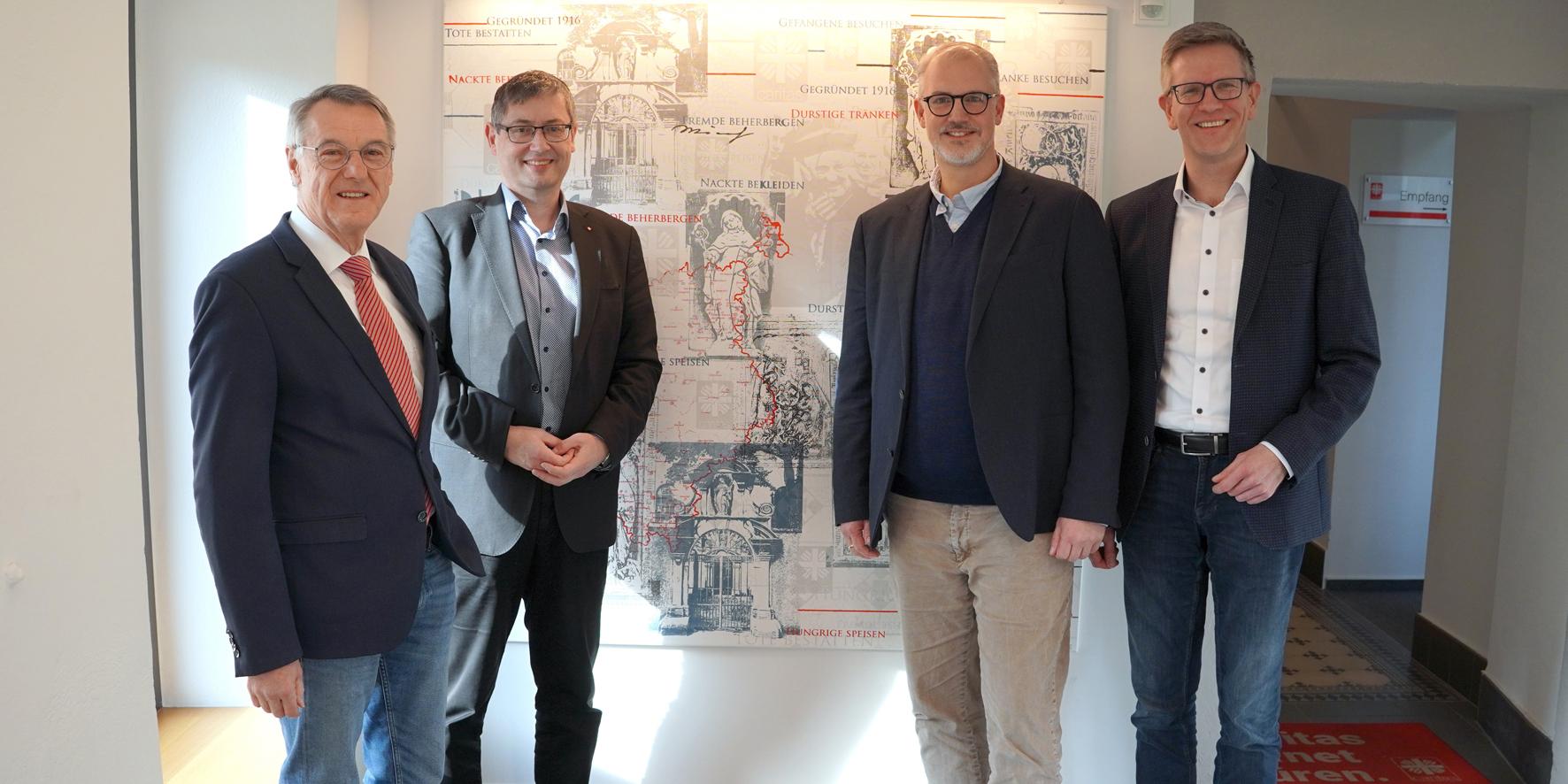 Aufsichtsratsvorsitzender Hans-Joachim Backes und Diözesan-Caritasdirektor Christoph Wutz wünschen Oliver  Winter und Thomas Buckler (von links) einen erfolgreichen Start als Doppelspitze von St. Raphael. 