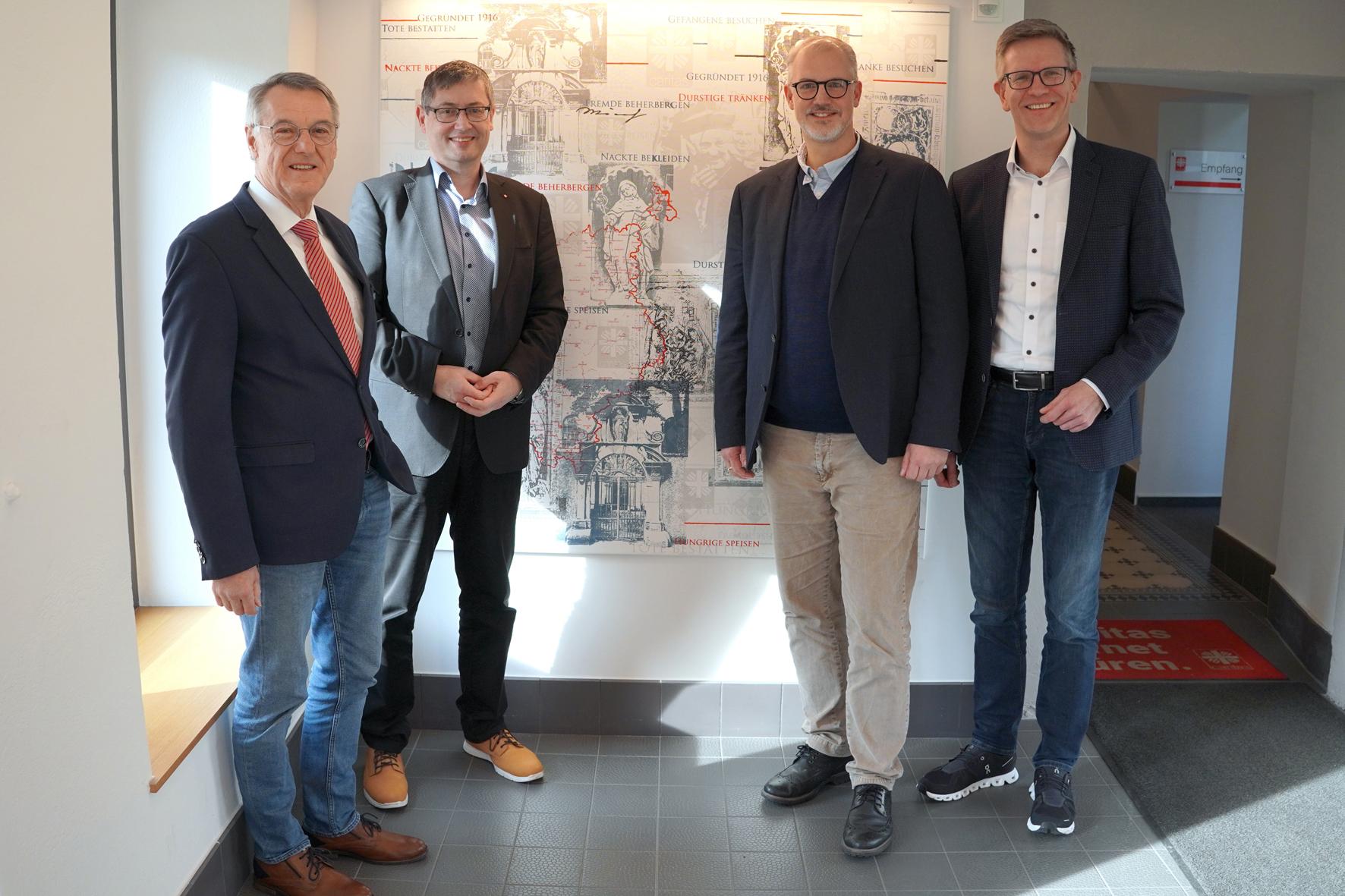 Aufsichtsratsvorsitzender Hans-Joachim Backes und Diözesan-Caritasdirektor Christoph Wutz wünschen Oliver  Winter und Thomas Buckler (von links) einen erfolgreichen Start als Doppelspitze von St. Raphael. 