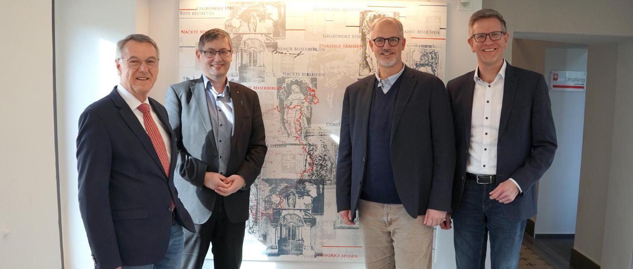 Aufsichtsratsvorsitzender Hans-Joachim Backes und Diözesan-Caritasdirektor Christoph Wutz wünschen Oliver Winter und Thomas Buckler (von links) einen erfolgreichen Start als Doppelspitze von St. Raphael. (c) Diözesan-Caritasverband Trier Aufsichtsratsvorsitzender Hans-Joachim Backes und Diözesan-Caritasdirektor Christoph Wutz wünschen Oliver Winter und Thomas Buckler (von links) einen erfolgreichen Start als Doppelspitze von St. Raphael.