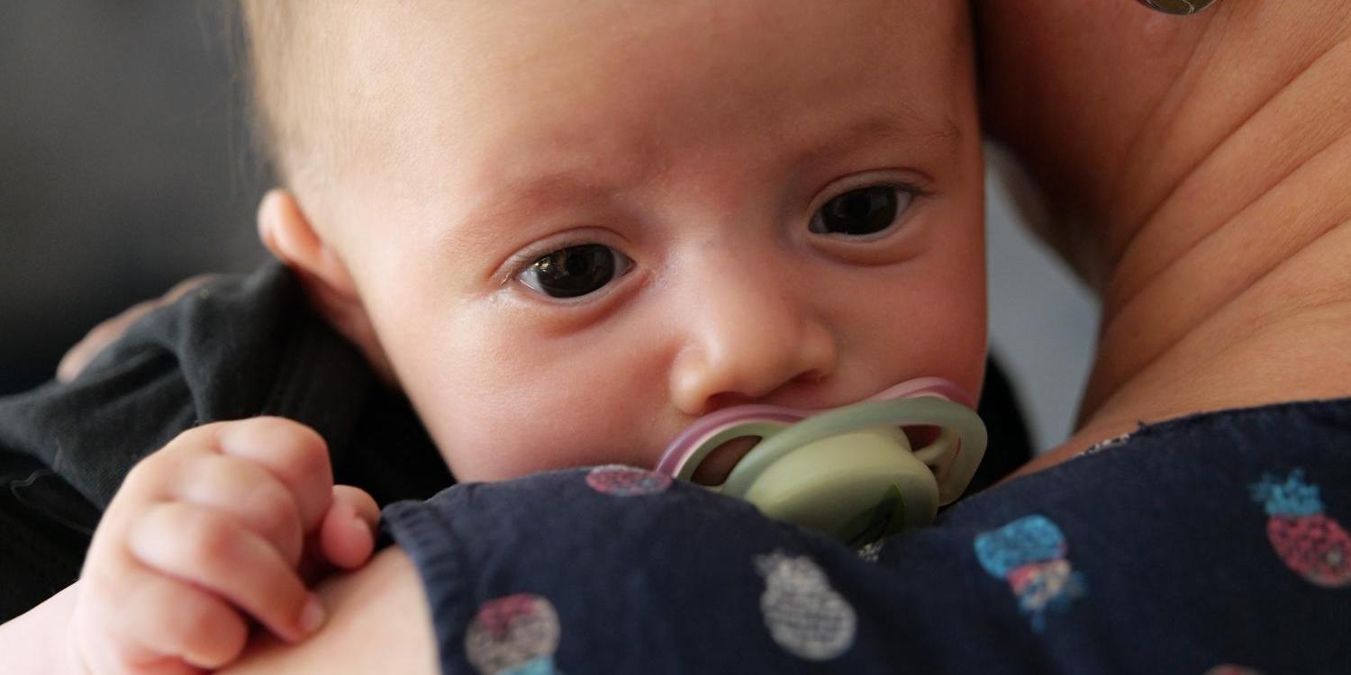 9489_baby_an_schulter_by_peter_weidemann_pfarrbriefservice