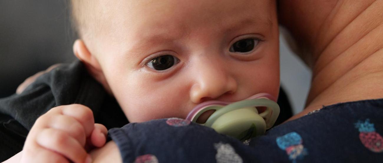 9489_baby_an_schulter_by_peter_weidemann_pfarrbriefservice