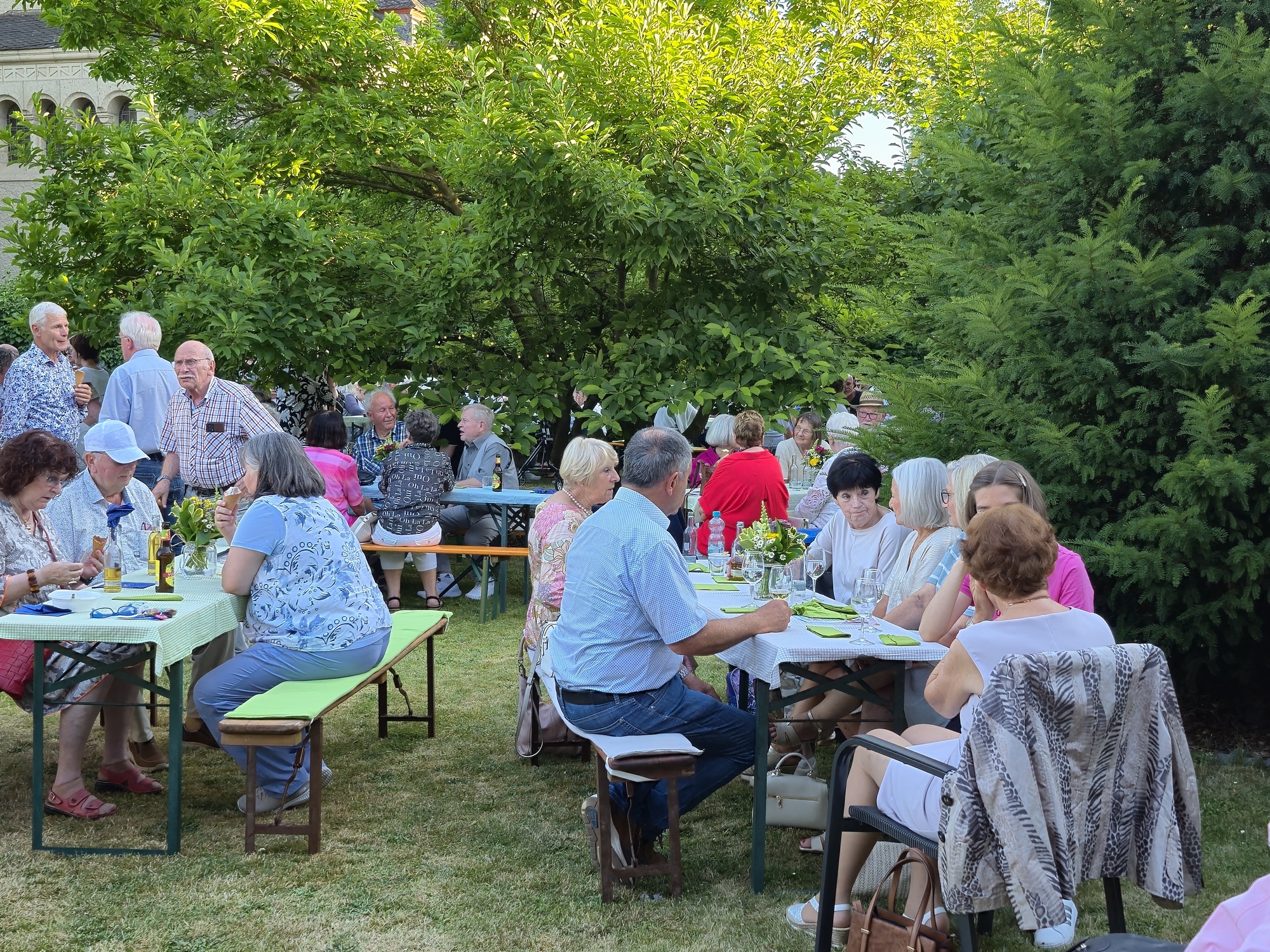 Lockeres Beisammensein unter schattigen Bäumen (c) Susanne Möckel-Lamberty Lockeres Beisammensein unter schattigen Bäumen