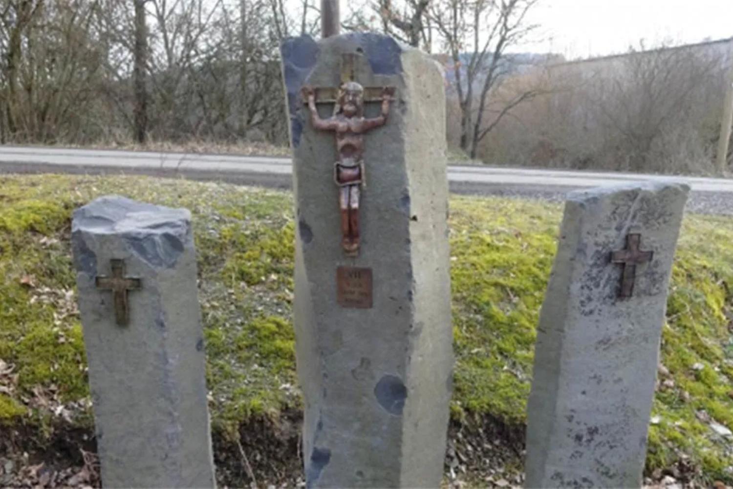 Die-erste-Station-der-Monrealer-Kreuzweganlage-Sieben-207099h