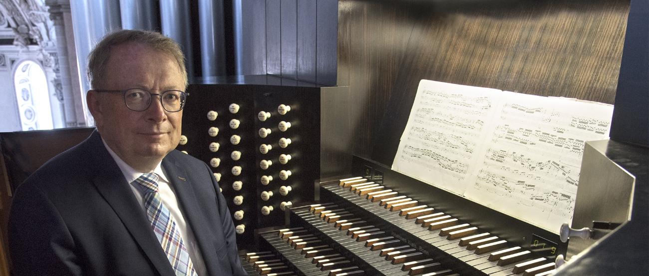 Organist Josef Still an der Orgel