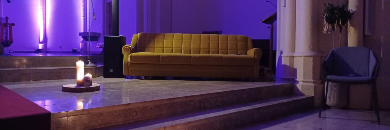 gelbes sofa in der kirche