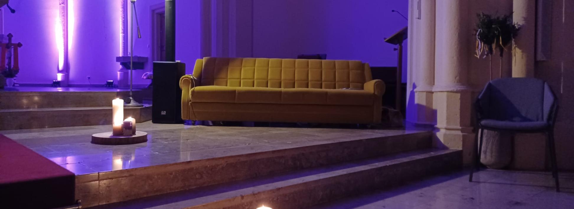 gelbes sofa in der kirche