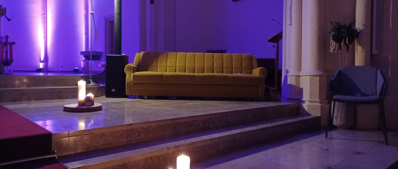 IMG-20230401-WA0014 (c) Elisabeth Zenner gelbes sofa in der kirche
