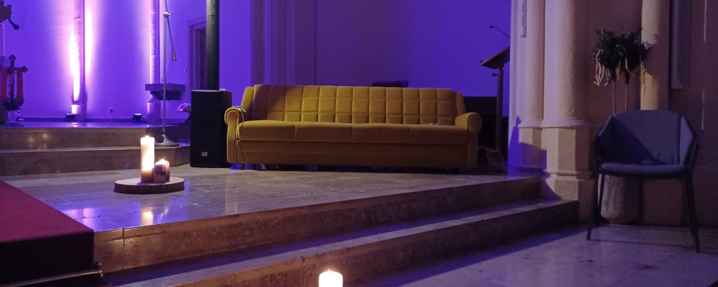 gelbes sofa in der kirche