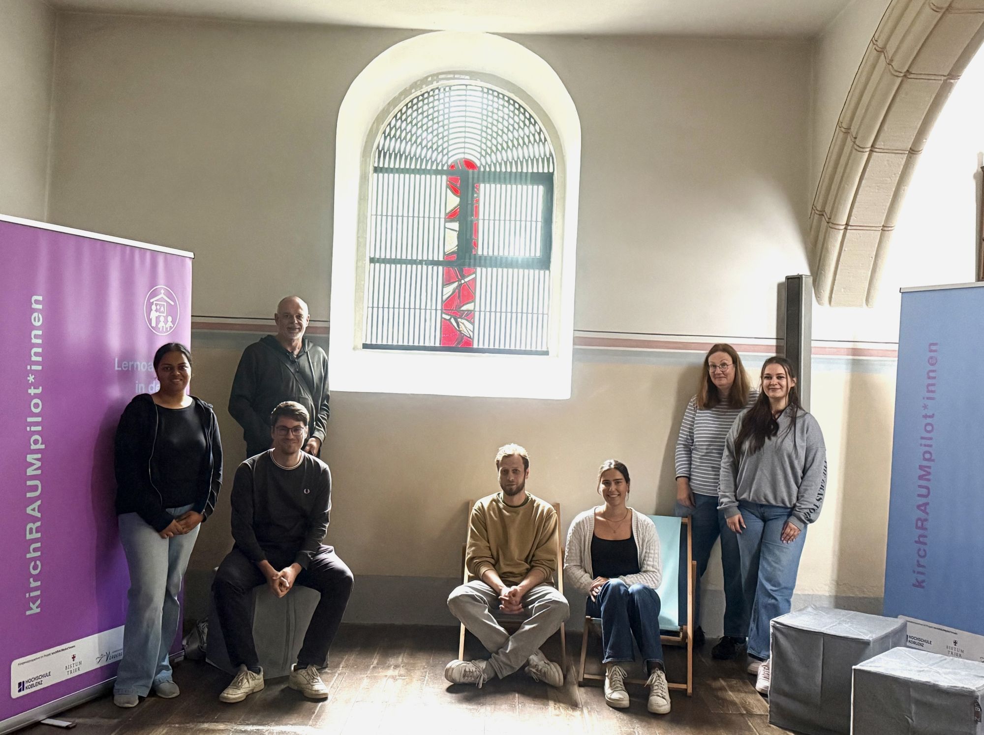 kirchRAUMpilot*innen in Kirchwald und Studierende der Hochschule Koblenz räumen um für mehr Leben in alten Kirchenmauern (c) Stan Schüller kirchRAUMpilot*innen in Kirchwald und Studierende der Hochschule Koblenz räumen um für mehr Leben in alten Kirchenmauern
