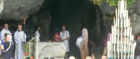 Gebet an der Erscheinungsgrotte (c) Hans Georg Bach Beim Rosenkranzgebet an der Erscheinungsgrotte in Lourdes