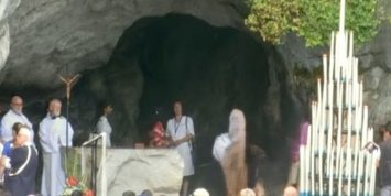 Beim Rosenkranzgebet an der Erscheinungsgrotte in Lourdes