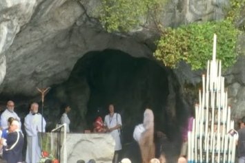 Beim Rosenkranzgebet an der Erscheinungsgrotte in Lourdes