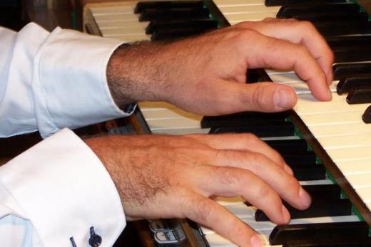 Ein Mann spielt auf einer Orgel.