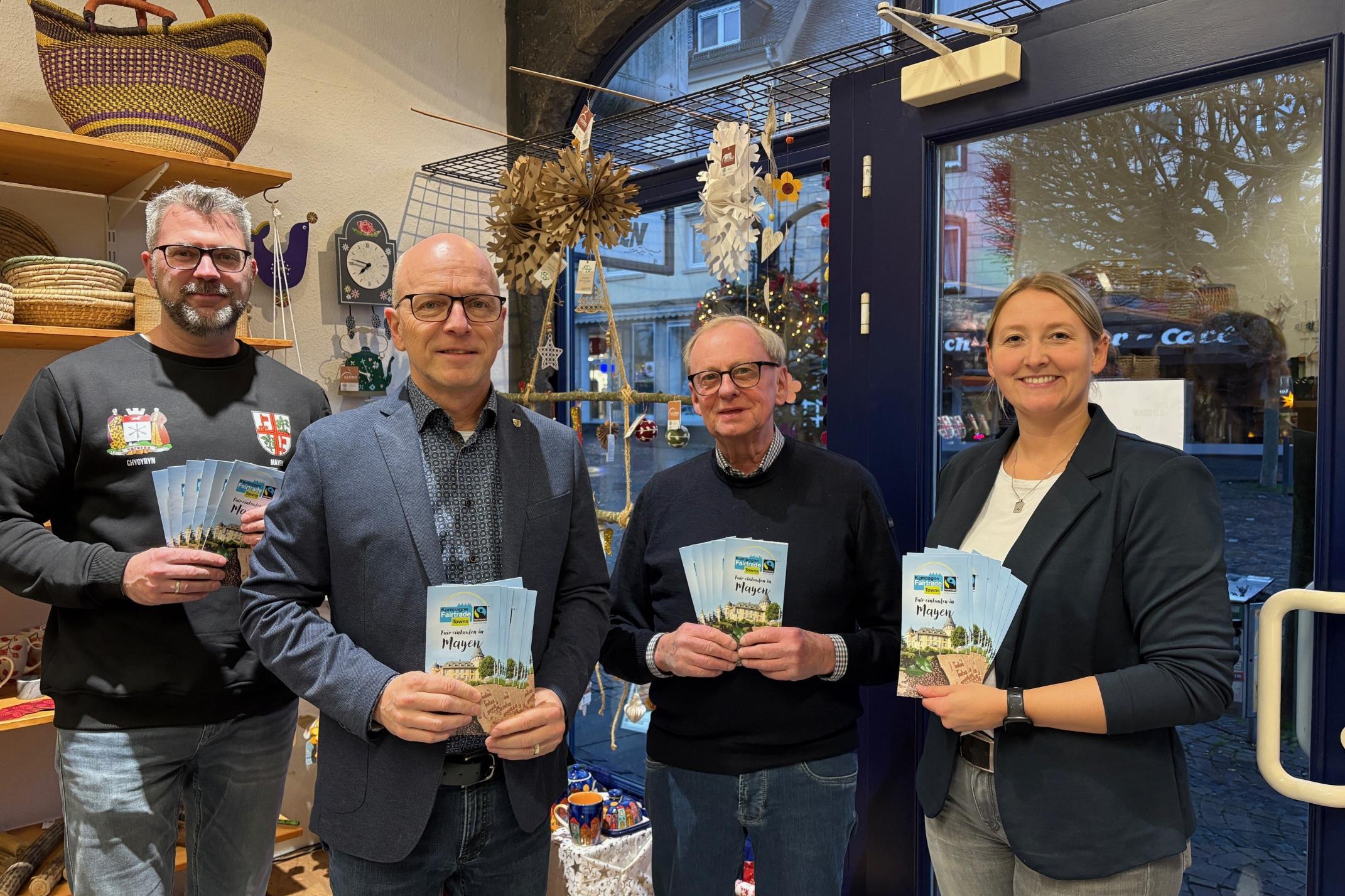 v.l.n.r.: Oliver Schick (Steuerungsgruppe Fairtrade), Oberbürgermeister Dirk Meid, Harald Viehmann (Steuerungsgruppe Fairtrade) und Fairtrade Beauftragte Janine Pitzen freuen sich für die erste Auflage des Einkaufsführers