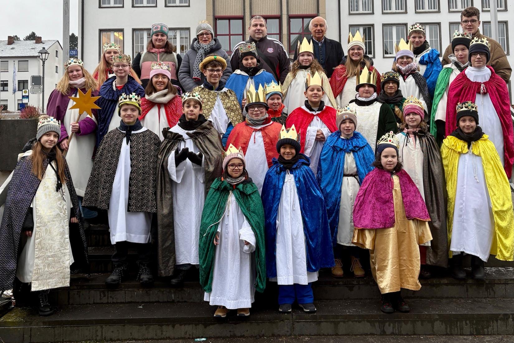 Bürgermeister Bernard Mauel empfing die Sternsinger im Rathaus