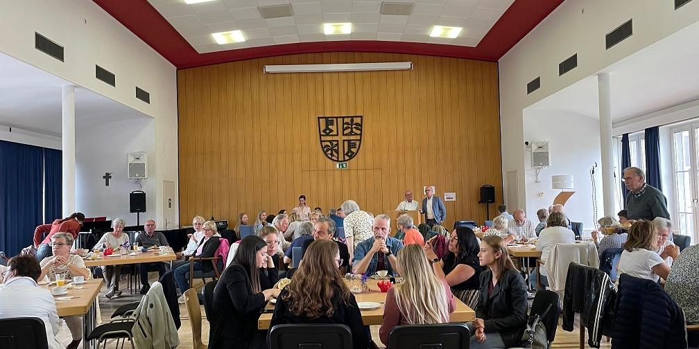 Teilnehmer des 'Fairen Frühstücks' im Mayener Rathaus
