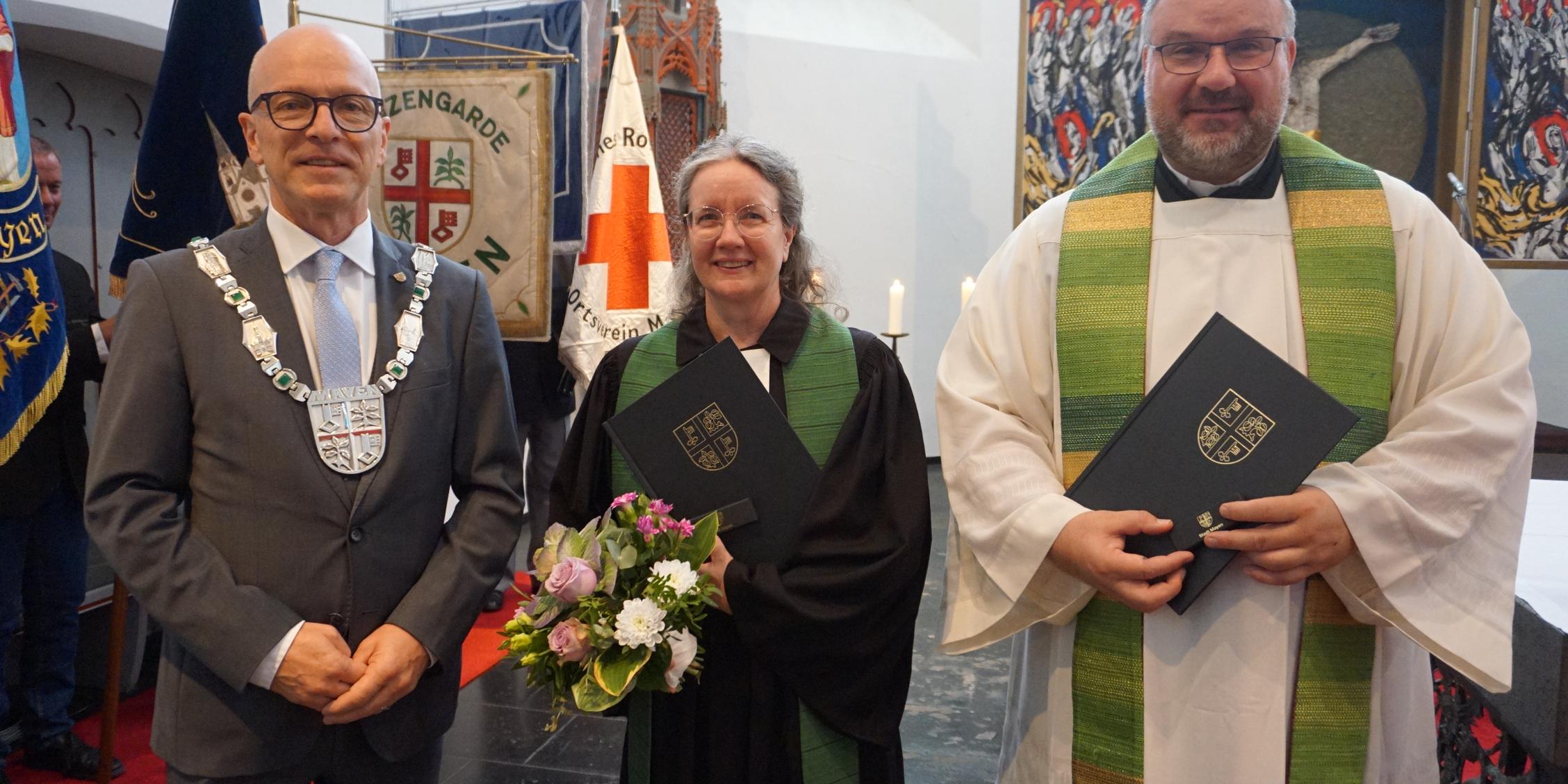 Oberbürgermeister Dirk Meid (links) durfte gleich zwei goldene Ehrennadeln der Stadt Mayen verleihen