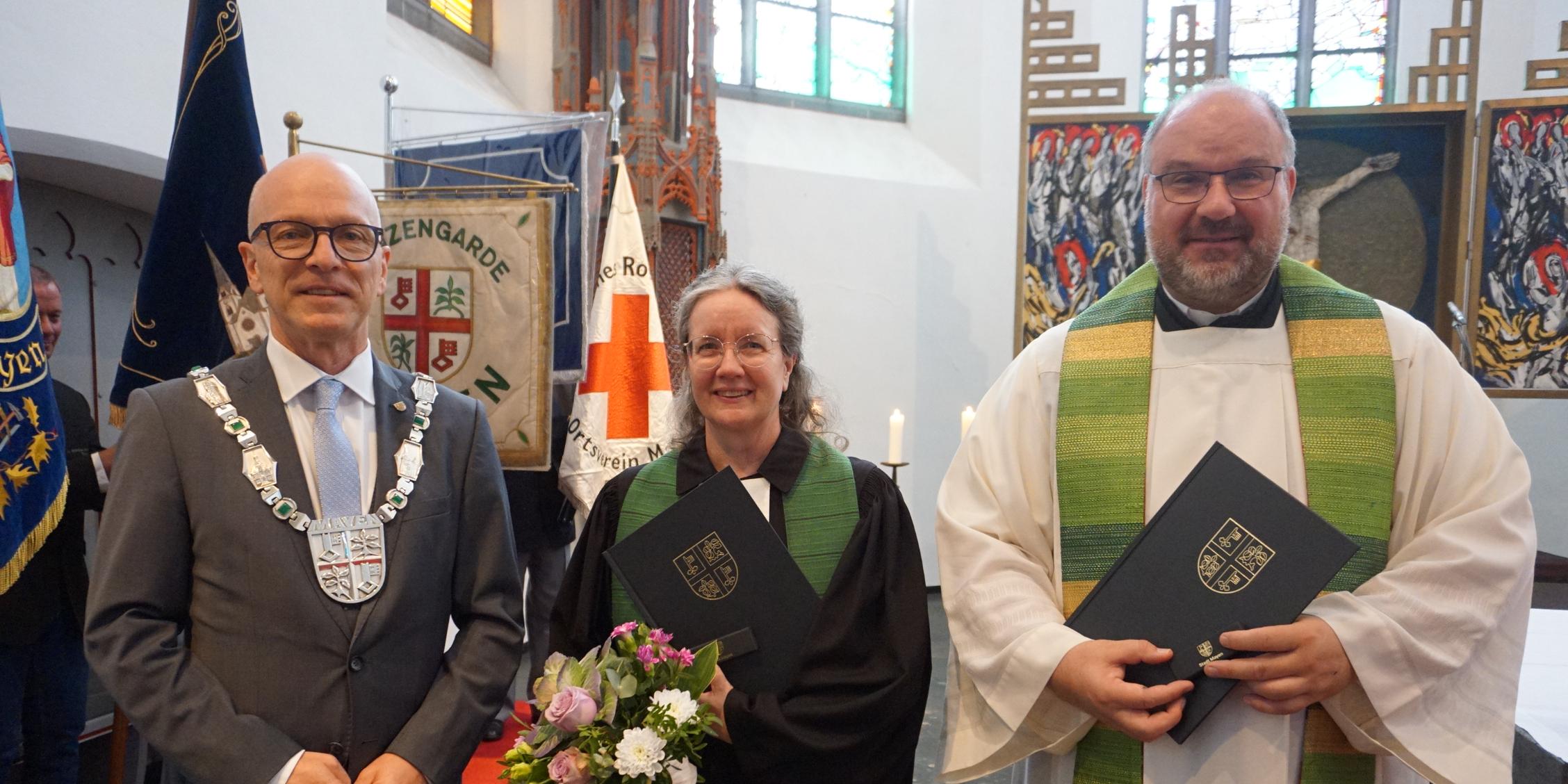 Oberbürgermeister Dirk Meid (links) durfte gleich zwei goldene Ehrennadeln der Stadt Mayen verleihen