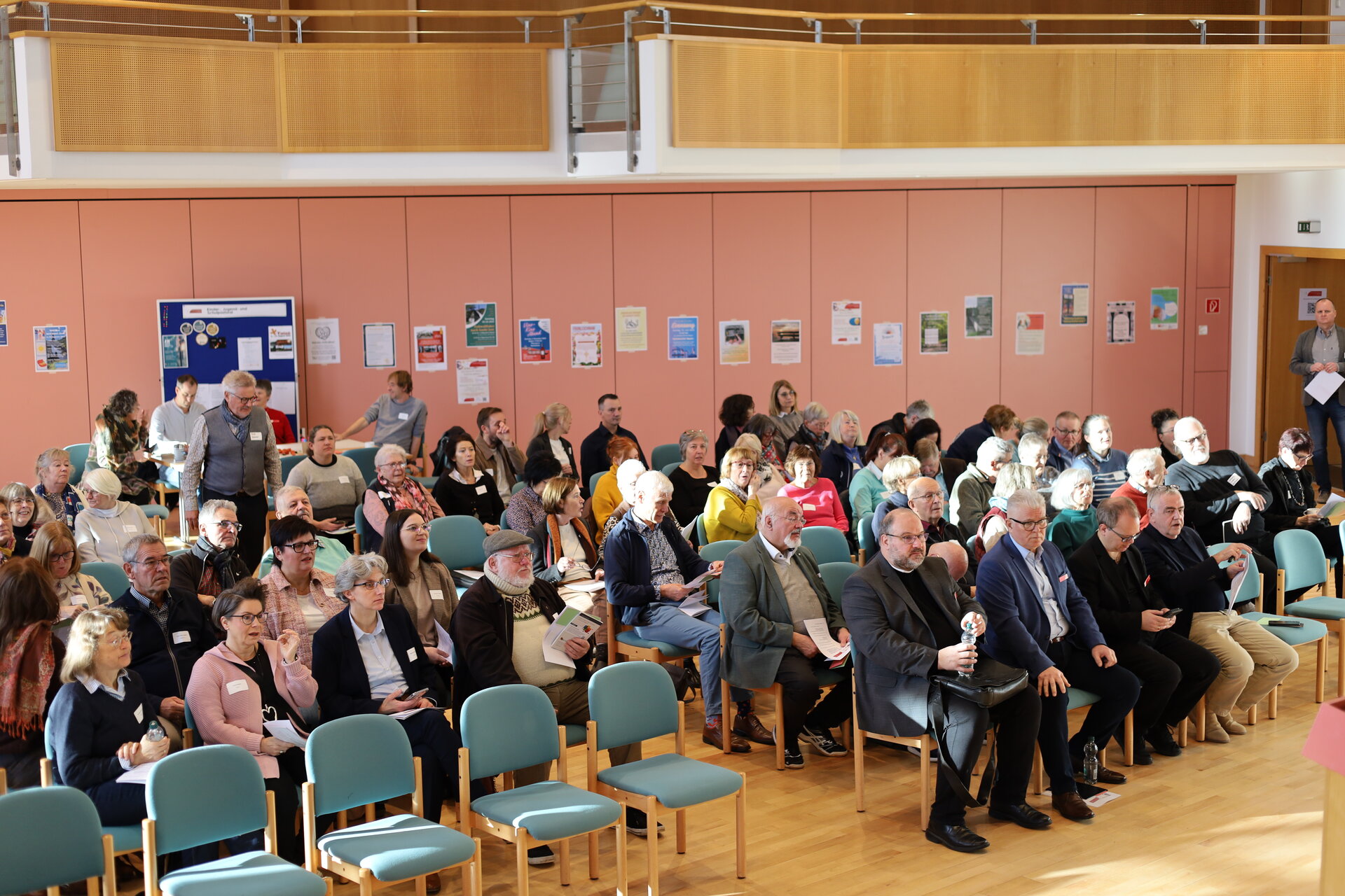 Teilnehmerinnen und Teilnehmer zu Beginn der Synodalversammlung