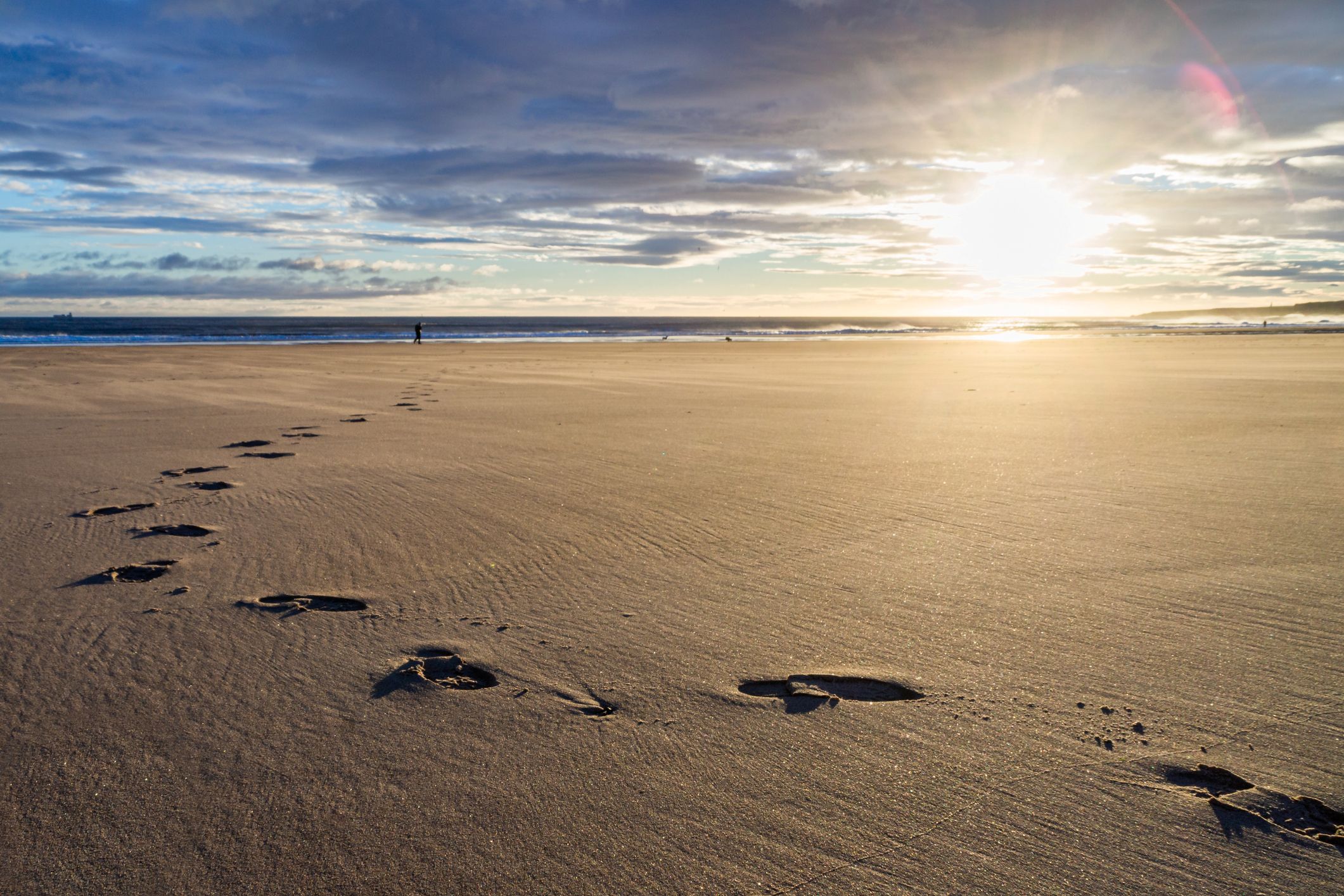Sonnenuntergang Fußspuren im Sand