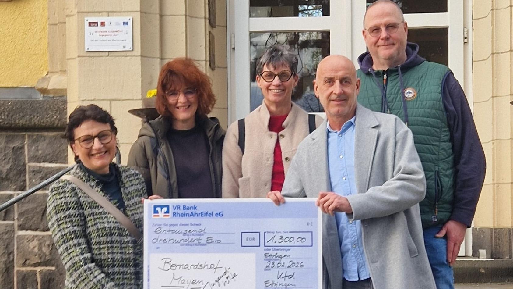 Spendenübergabe des Leitungsteams an den Bernardshof