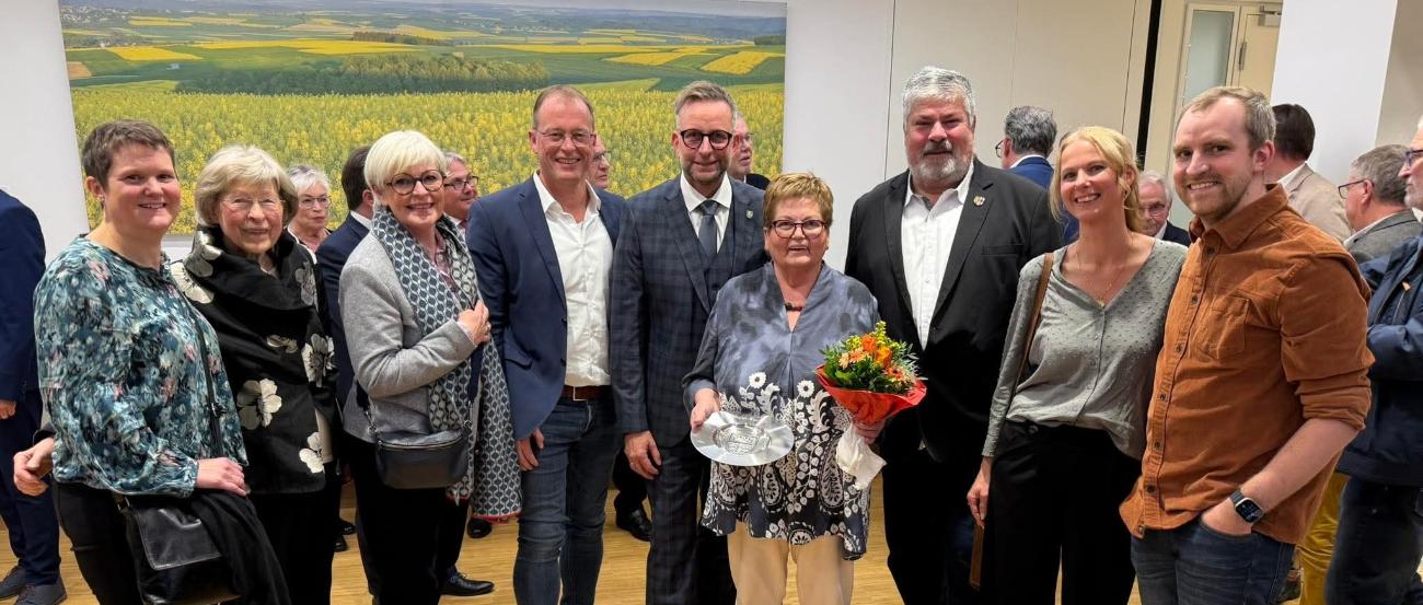 Zu den Gratulanten von Hiltrud Surges zählten neben Landrat Marko Boos (5. v. l.) unter anderem Jörg Lempertz (4. v. l.), Bürgermeister VG Mendig, und Achim Grün (3. v. r.), Stadtbürgermeister Mendig