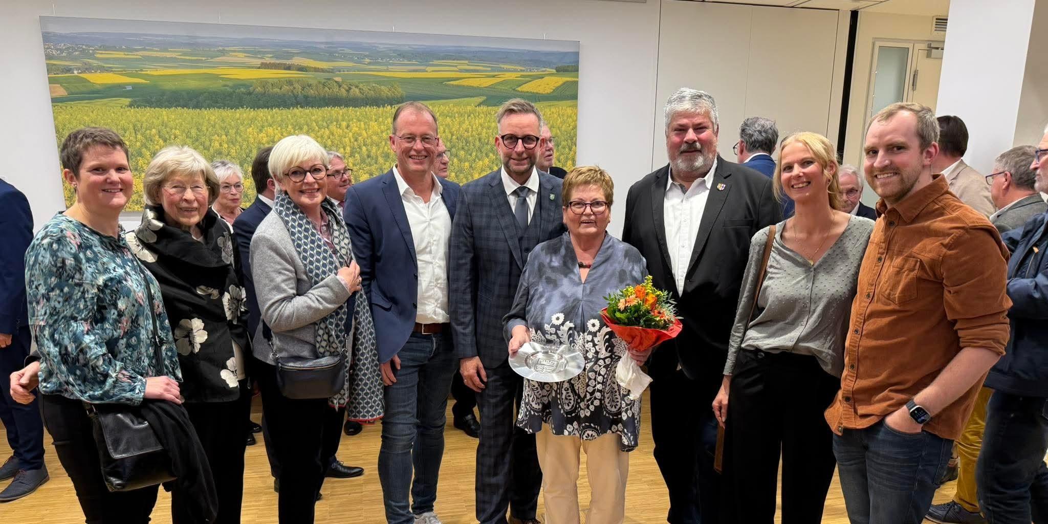 Zu den Gratulanten von Hiltrud Surges zählten neben Landrat Marko Boos (5. v. l.) unter anderem Jörg Lempertz (4. v. l.), Bürgermeister VG Mendig, und Achim Grün (3. v. r.), Stadtbürgermeister Mendig