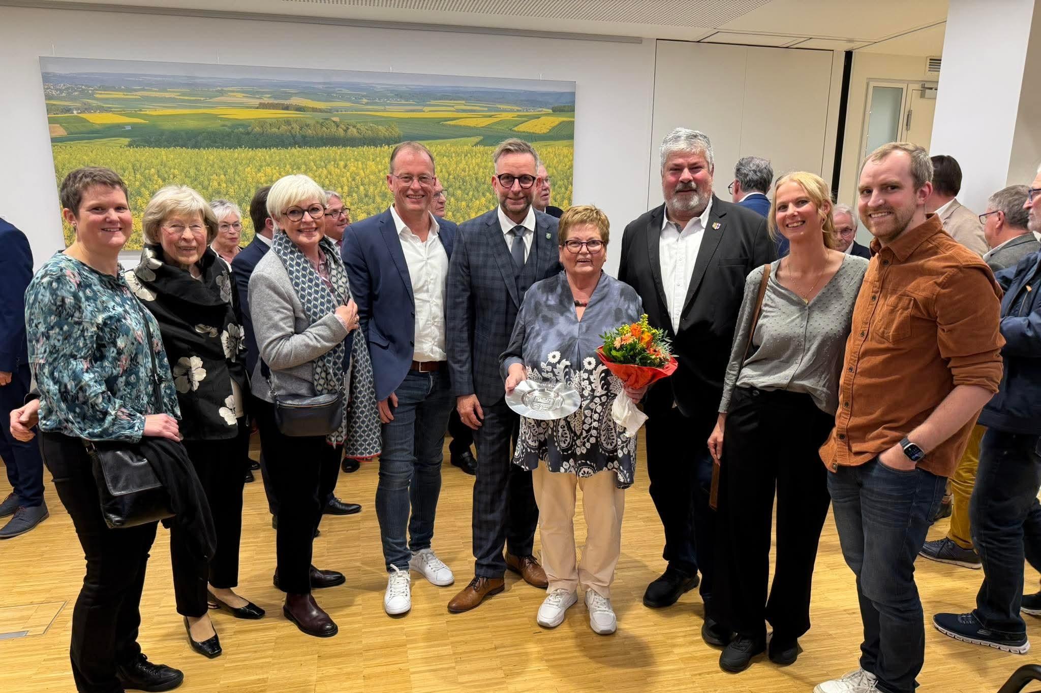 Zu den Gratulanten von Hiltrud Surges zählten neben Landrat Marko Boos (5. v. l.) unter anderem Jörg Lempertz (4. v. l.), Bürgermeister VG Mendig, und Achim Grün (3. v. r.), Stadtbürgermeister Mendig