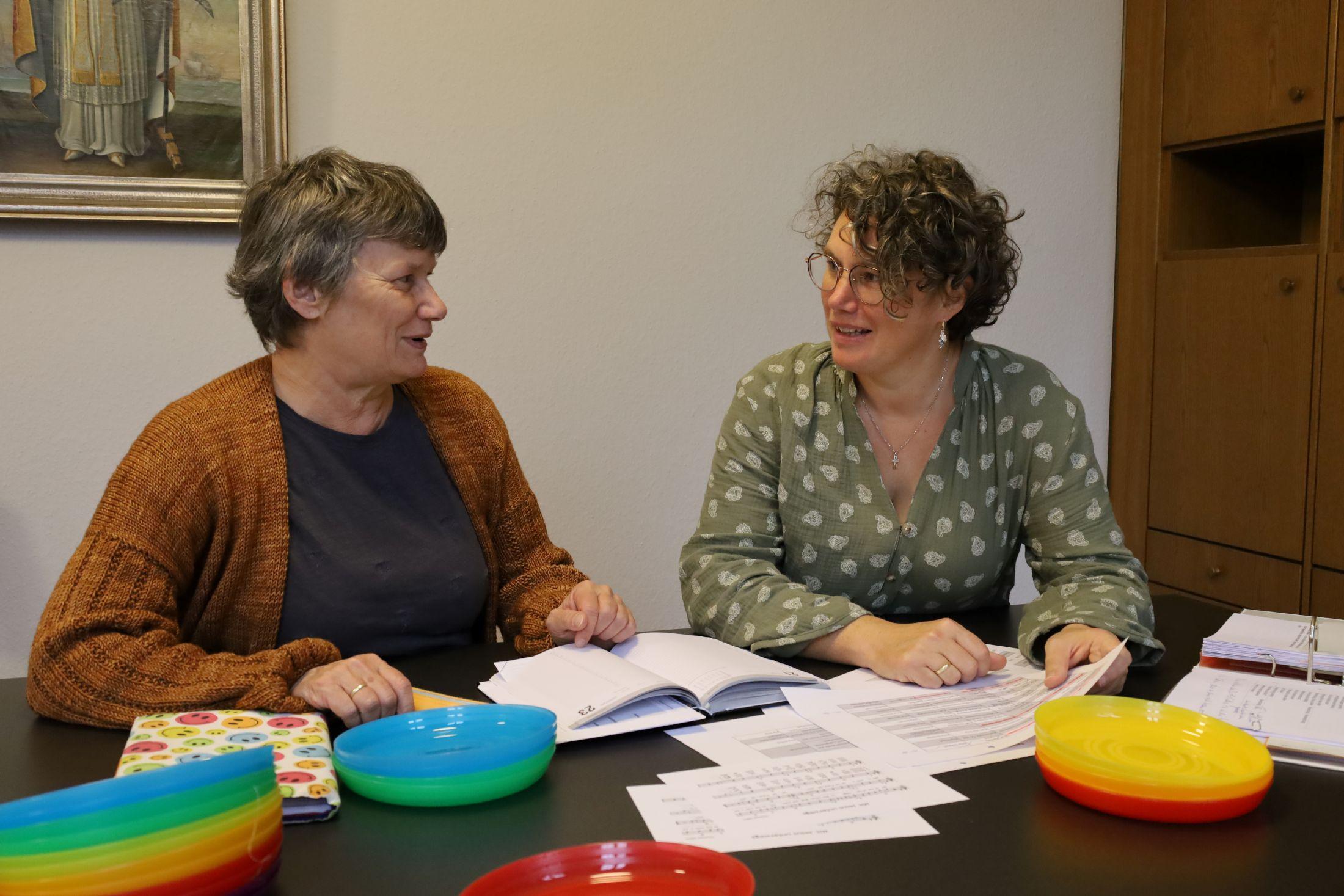 Monika Lellmann und Pia Häp bereiten die KoKiTreffen vor