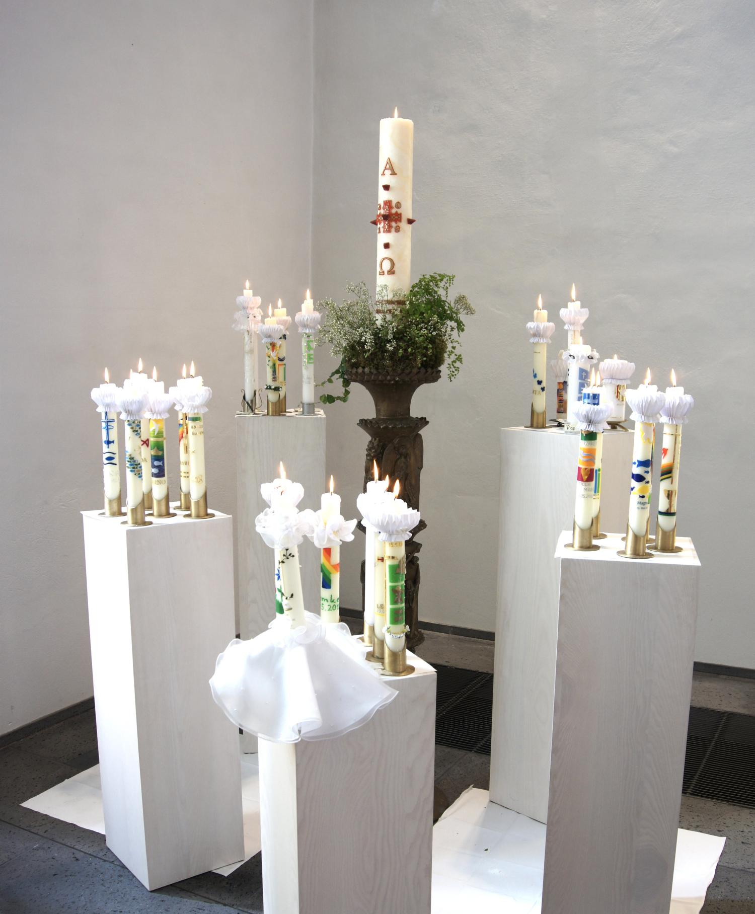 Kommunionkerzen (c) Sylvio Krüger in: www. pfarrbriefservice.de Kommunionkerzen
