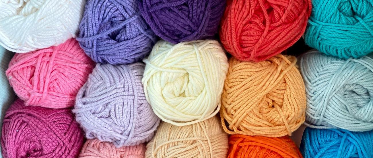 Bunte Wollknäuel (c) June Gathercole auf unsplash Bunte Wollknäuel